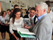 Альберт Лиханов с юными читателями в школе поселка Научный (Крым)