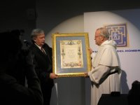 Вручение почетного диплома