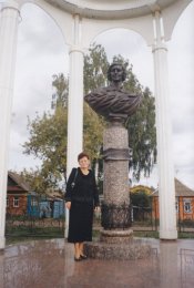 Нина Алексеева на фоне мемориального комплекса М.И. Цветаевой в г. Елабуга, Республика Татарстан