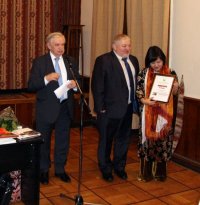 Альберт Лиханов вручает премию Нгуен Туи Ань