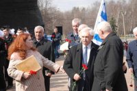 Альберт Лиханов с малолетними узниками фашистских концлагерей